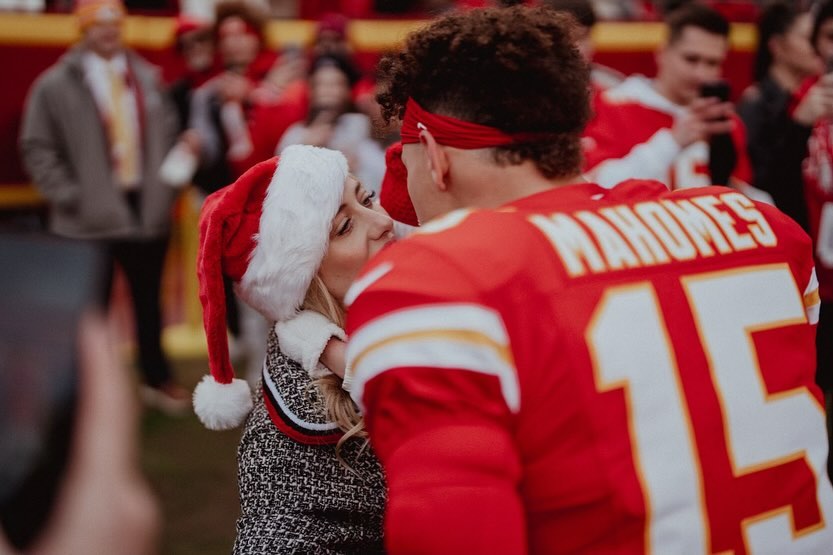 There is nothing better than the football field during the holidays, as demonstrated by Sterling Mahomes' beaming Christmas Day smile - Mnews